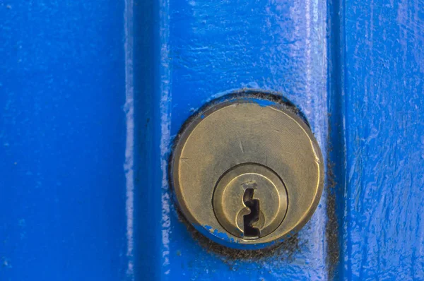 背景与锁在蓝色金属门 — 图库照片