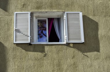 bir pencere ile okra cephe