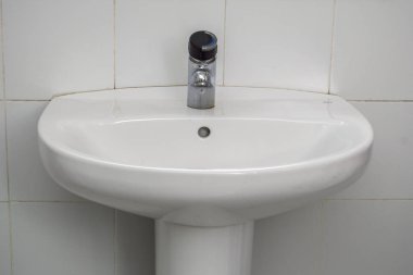 beyaz bir havza çinilerin bir arka plan ile yakından görüldü