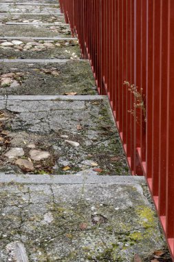garnet demir çit uzun çimento adımlarla bir tarafta.