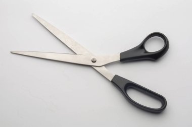 İzole, beyaz zemin üzerine açık makas