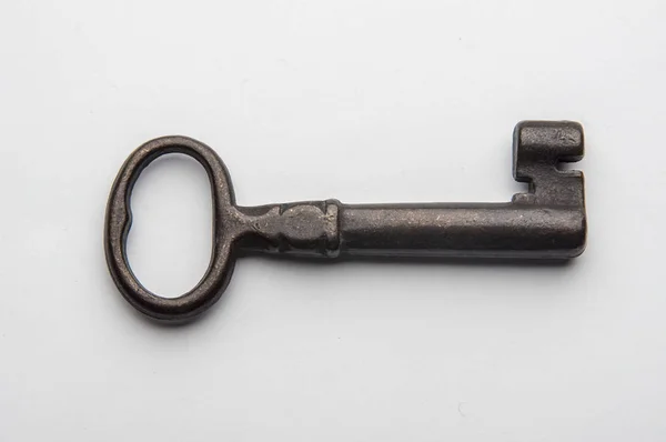 Ein Antiker Schlüssel Isoliert Auf Weißem Hintergrund — Stockfoto