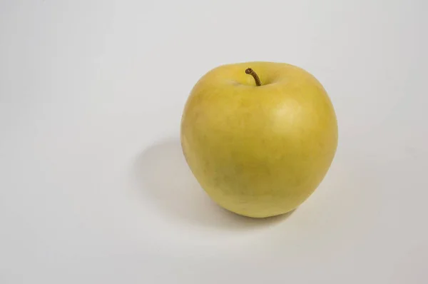 Ett Gyllene Äpple Isolerat Vit Bakgrund — Stockfoto