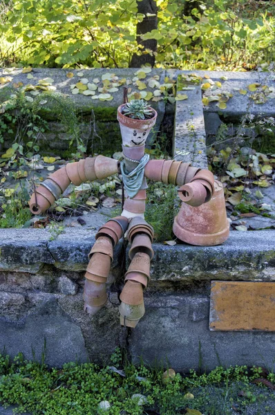 Eine Puppe Aus Tontöpfen Einem Garten Madrid Spanien — Stockfoto