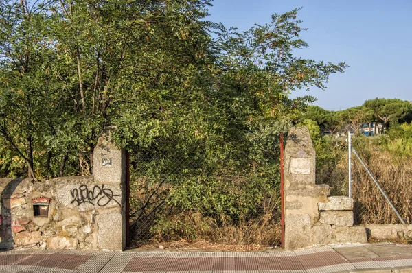 Ruinas Muro Entrada Una Casa Con Árboles Vegetación Lugar Madrid —  Fotos de Stock