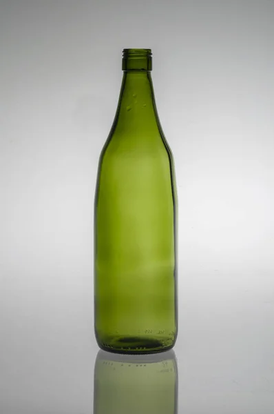 Botella Vidrio Verde Aislada Sobre Fondo Blanco — Foto de Stock