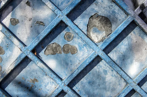 Фрагмент Старой Изношенной Металлической Двери Решеткой Окрашенной Синий Цвет — стоковое фото