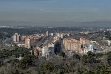 Görünüm bazı yapılar Madrid, Manzanares nehir ve Guadarrama dağ içinde belgili tanımlık geçmiş. Madrid'de. İspanya