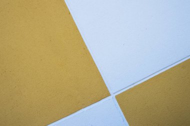 arka plan beyaz ve sarı renkli cephe parçası ile