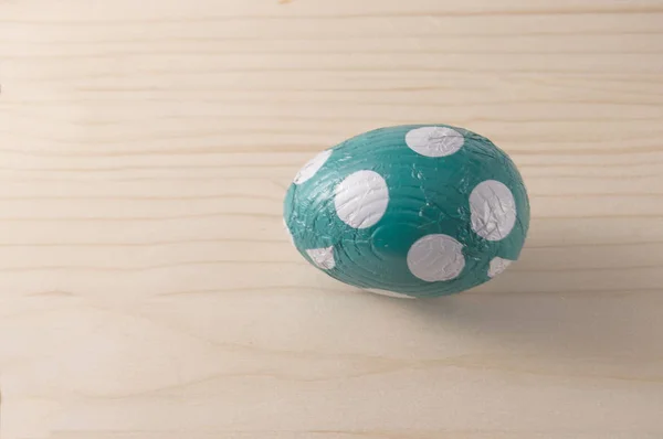 Huevo Chocolate Pascua Envuelto Papel Verde Con Lunares Blancos Aislado —  Fotos de Stock