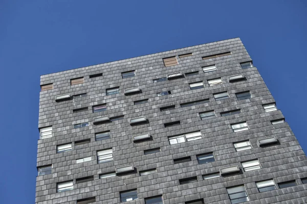 Fragment Einer Schwarzen Fassade Mit Fenstern Eines Wolkenkratzers Madrid Spanien — Stockfoto