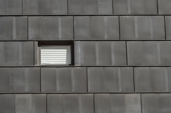 Małe Okno Białym Tle Czarnej Fasadzie Budynku — Zdjęcie stockowe