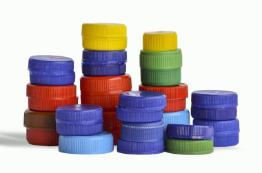 renkli plastik kapaklar, birbirinin üstüne yığılmış, beyaz arka planda izole