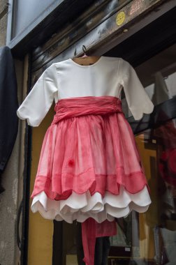 Kız elbise Madrid Rastro bir mağaza kapıda asılı. En Madrid. İspanya.