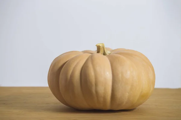 Zucca Isolata Tavola Legno Sfondo Bianco — Foto Stock