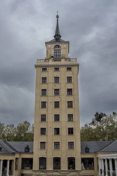 Una Torre Con Finestre Cielo Tempestoso Madrid Spagna — Foto Stock