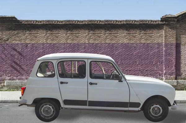 Sebuah Mobil Putih Dari Tahun Jalan Dengan Dinding Bata Belakang — Stok Foto