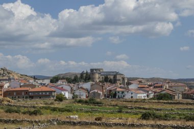bir çayır ile görünümü ve arka planda Navas del Marques köyü ve kale, Avila eyaleti. Castilla y Len. İspanya