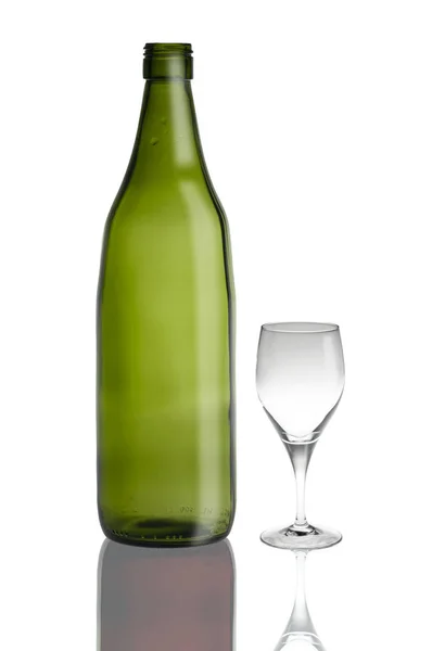 Grüne Glasflasche Und Glasschale Isoliert Auf Weißem Hintergrund — Stockfoto