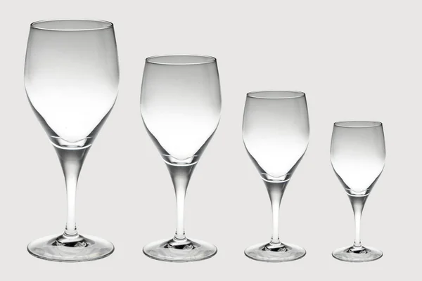Vier Kristall Weingläser Abnehmender Größe Isoliert Auf Weißem Hintergrund — Stockfoto
