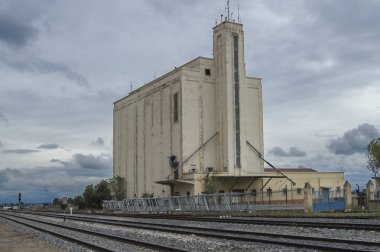 Demiryolunun yanındaki tahıl siloları. İspanya
