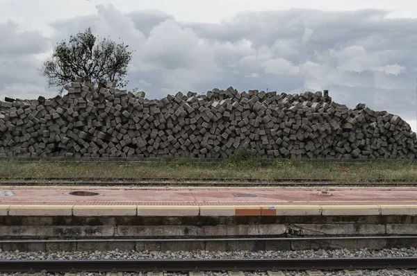 Drewniane Podkłady Ułożone Obok Torów Kolejowych — Zdjęcie stockowe