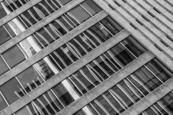現代の黒と白と斜めの建物のファサードを持つ背景 — ストック写真
