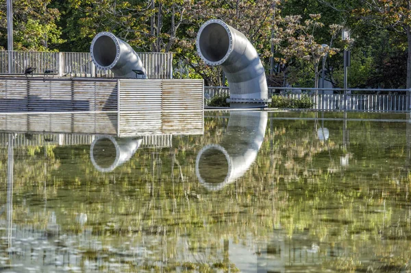Metallbelüftungsrohre Spiegeln Sich Wasser Eines Teiches Einem Park Madrid Wider — Stockfoto