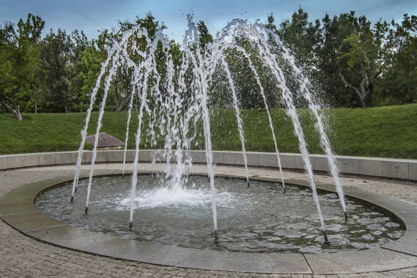 Kleiner Ovaler Brunnen Mit Wasserstrahlen Madrid Rio Madrid Spanien — Stockfoto