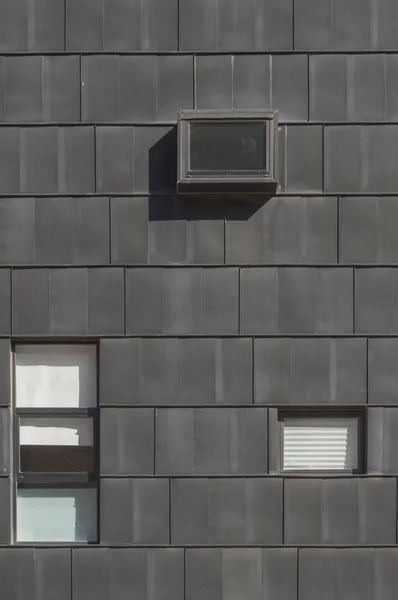 Una Fachada Negra Con Tres Ventanas Edificio Madrid España — Foto de Stock