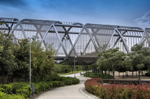 Madrid'de Manzanares nehri bahçeleri üzerinde Arganzuela Köprüsü. İspanya