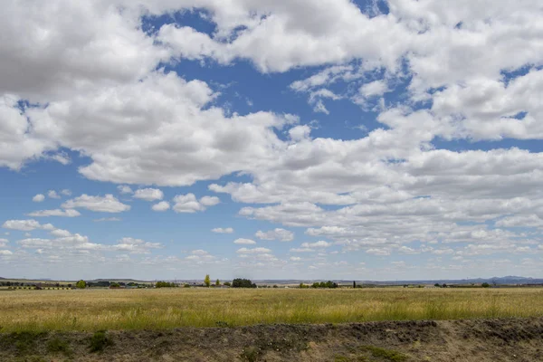 Campo Seco Verano Con Cielo Cubierto Nubes Torrijos Provincia Toledo —  Fotos de Stock