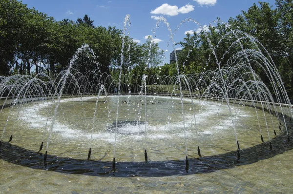 Petite Fontaine Ovale Avec Jets Eau Madrid Rio Madrid Espagne — Photo