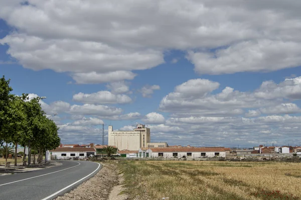 Widok Pole Drogę Budynkami Silos Torrijos Prowincja Toledo Castilla Mancha — Zdjęcie stockowe
