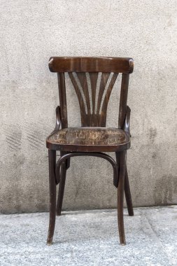 Madrid'de bir sokakta bir cephe yanında ahşap sandalye. İspanya