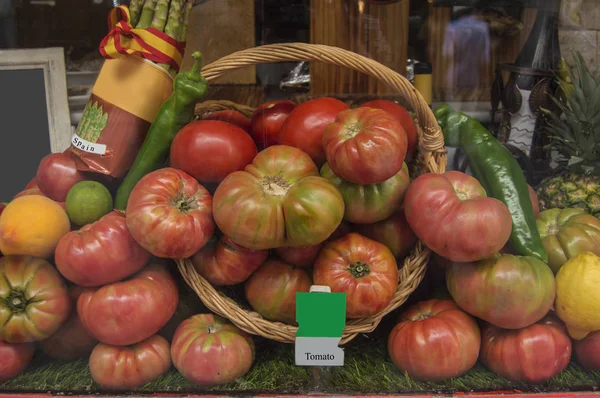 Mand Met Tomaten Andere Groenten Uit Spanje — Stockfoto