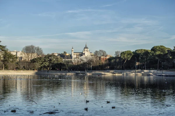 从马德里坎波岛湖到阿尔穆德纳大教堂的景色 西班牙 — 图库照片