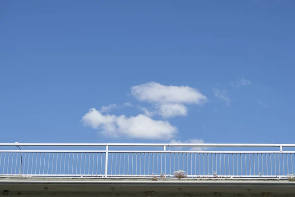 在蓝天上用云的断桥的扶手 — 图库照片