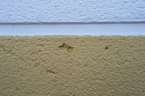 白と黄色の粗い壁を持つ背景 — ストック写真