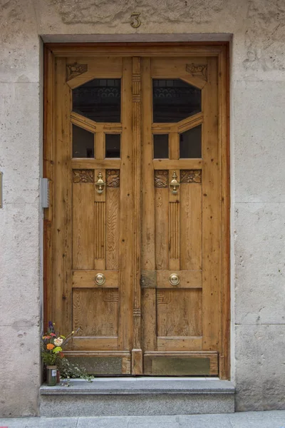Stylu Art Deco Drewniane Drzwi Budynku Bukietem Kwiatów Madrycie Hiszpania — Zdjęcie stockowe
