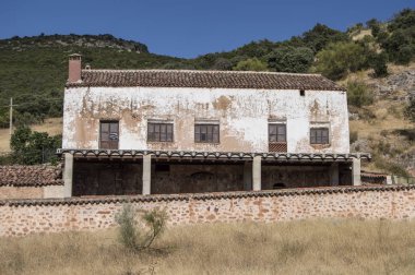 Castilla-La Mancha 'da terk edilmiş bir kır evi olan manzara. İspanya