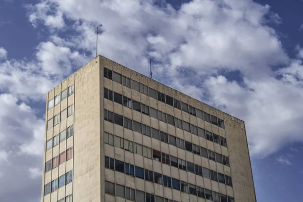 Oben Auf Einem Spanischen Gebäude Auf Dem Hintergrund Des Himmels — Stockfoto