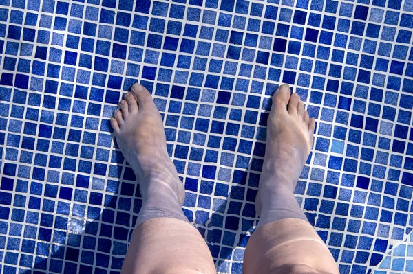 Ноги Женщины Бассейне Темно Синяя Вода — стоковое фото