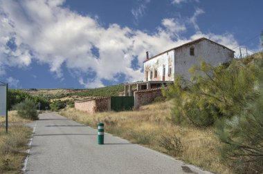 Castilla-La Mancha 'da terk edilmiş bir kır evi olan manzara. İspanya