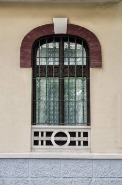 Bir binanın cephesinde Art Nouveau penceresi