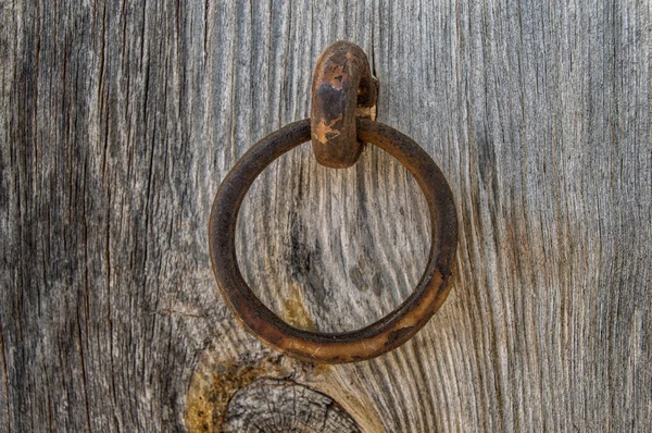 木板上的铁环背景 — 图库照片