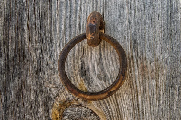 Ijzeren Ring Een Houten Planken Achtergrond — Stockfoto