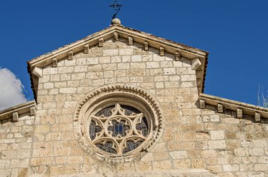 kilisenin dış oyma taş gül pencere Gotik ön