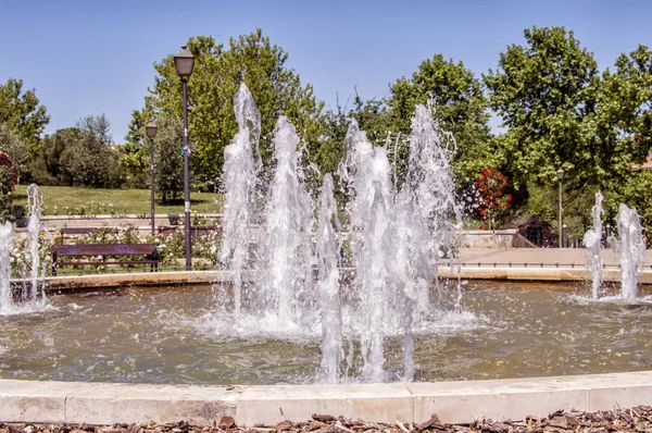 Kreisförmiger Brunnen Mit Wasserstrahlen Einem Park Madrid Spanien — Stockfoto