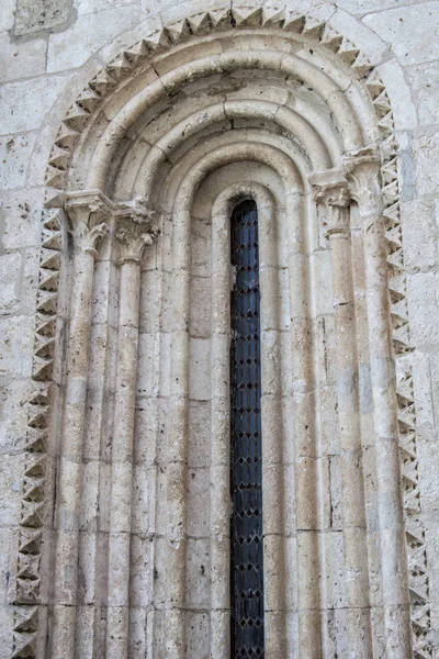 Fragment Fenêtre Romane Étroite Sur Une Façade Église — Photo
